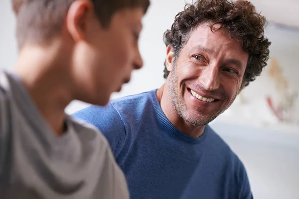 Biraz Erkek Erkeğe Vakit Geçiriyoruz Mutlu Bir Baba Oğluyla Vakit — Stok fotoğraf