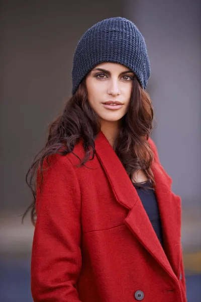 Залишайся Ним Взимку Обрізаний Портрет Красивої Молодої Жінки Червоній Зимовій — стокове фото
