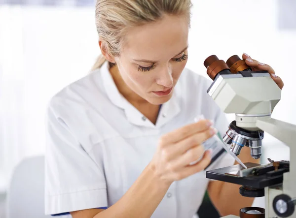Poważnie Myślisz Znalezieniu Lekarstwa Piękna Kobieta Laboratorium Pracująca Mikroskopem — Zdjęcie stockowe