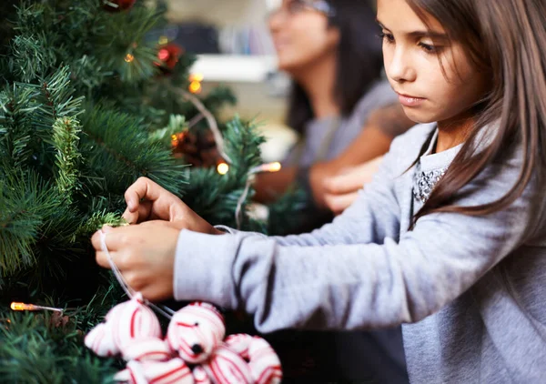 Találd Idén Csinálta Dekorációt Egy Kislány Aki Karácsonyfát Díszít — Stock Fotó
