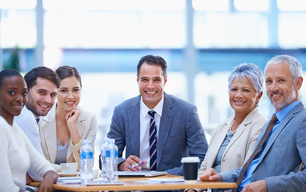 Güven Bize Biz Uzmanıyız Bir Toplantıda Birlikte Oturan Mutlu Adamlarının — Stok fotoğraf