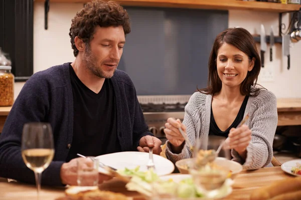 Que Peça Queres Casal Feliz Sentado Para Jantar — Fotografia de Stock