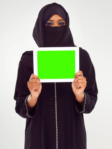 Mendukung Teknologi Modern Foto Seorang Wanita Sebuah Burqa Menggunakan Tablet — Stok Foto
