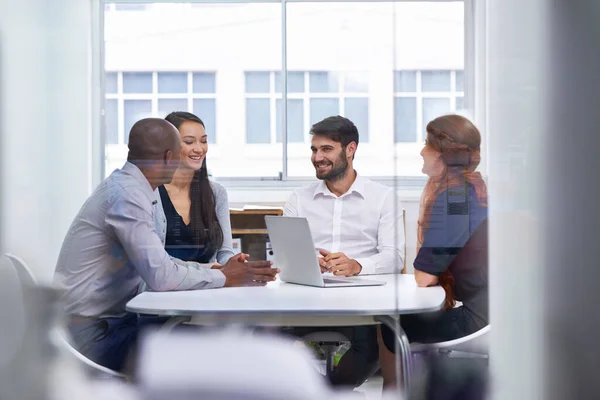 Risa Oficina Grupo Empresarios Teniendo Una Reunión Una Sala Juntas — Foto de Stock