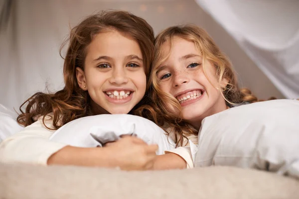 Wir Lieben Schlafsäcke Zwei Süße Kleine Mädchen Die Schlafen — Stockfoto