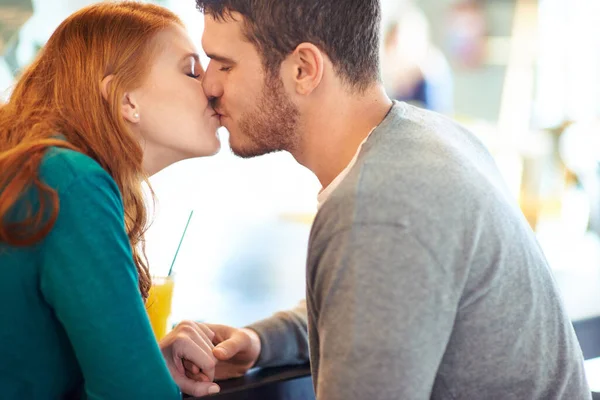 사랑에 빠졌지 카페에 부부가 키스하는 스냅된 — 스톡 사진