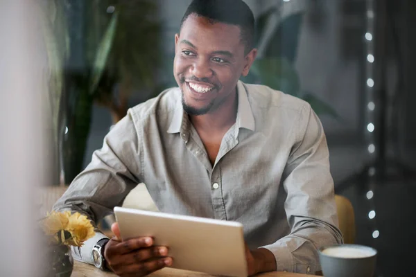 Hombre Negro Tableta Feliz Cafetería Para Marketing Redes Sociales Aplicación —  Fotos de Stock