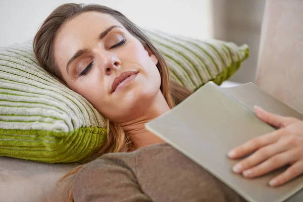 Adormecer Com Bom Livro Uma Mulher Atraente Cochilando Sofá Com — Fotografia de Stock