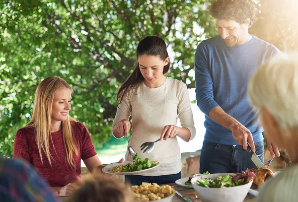 Upewniam Się Dostanie Dużo Zieleni Rodzina Przygotowująca Się Wspólnego Obiadu — Zdjęcie stockowe