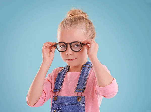 看起来聪明 感觉敏锐 工作室拍摄的一个蓝色背景的小女孩戴着嬉皮士眼镜的照片 — 图库照片