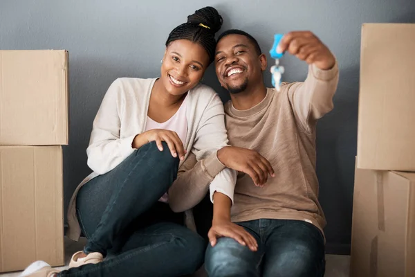 房地产 地产和拥有新家钥匙的非洲夫妻 兴奋而感动 快乐的黑人男女画像 带着微笑 盒子和公寓里的房间钥匙 — 图库照片
