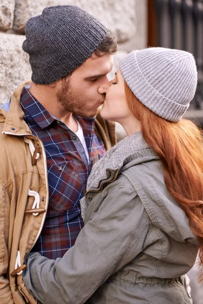 Lippenbekenntnisse Ein Glückliches Junges Paar Das Sich Draußen Einen Kuss — Stockfoto