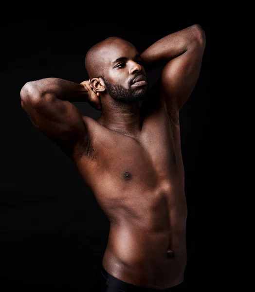 근육질의 남자에요 스튜디오는 근육질 아프리카 미국인을 — 스톡 사진