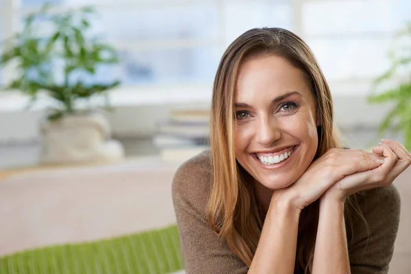 Being Home Makes Smile Cropped Portrait Attractive Woman Relaxing Sofa — Stock Photo, Image
