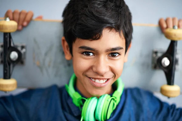 Ist Ein Supercooler Skaterboy Porträt Eines Glücklichen Jungen Mit Seinem — Stockfoto