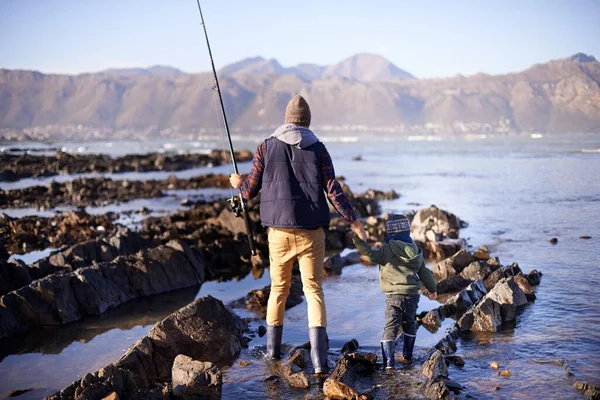 Warten Auf Den Perfekten Fang Vater Und Sohn Fischen Meer — Stockfoto
