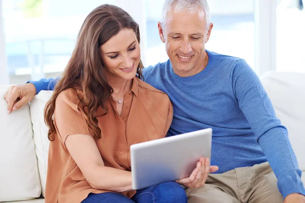 Sharing Time Online Happy Couple Home Using Digital Tablet Together — Stock Photo, Image