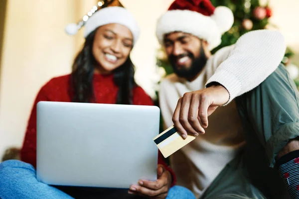 Dizüstü Bilgisayar Kredi Kartı Çift Noel Günü Evdeki Oturma Odasında — Stok fotoğraf