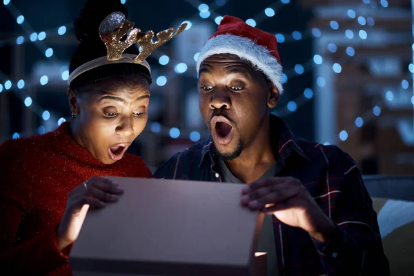 Pareja Negra Caja Regalo Navidad Abren Sorpresa Wow Shock Por —  Fotos de Stock