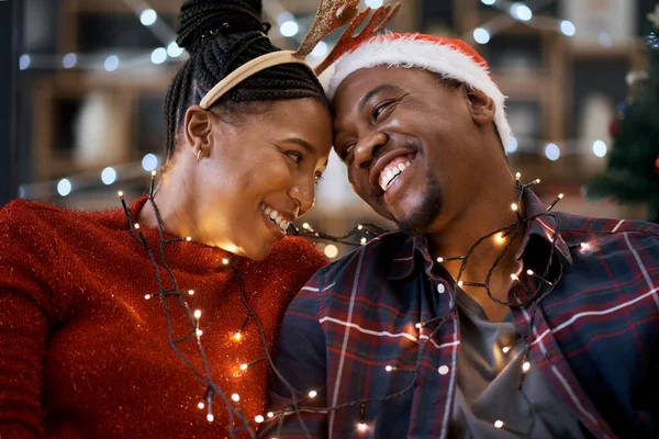 Pareja Celebración Navideña Festiva Luces Sonrisa Feliz Sombrero Amor Junto —  Fotos de Stock