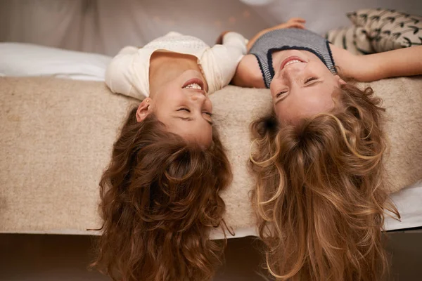 Leengedik Hajukat Két Fiatal Nővér Fekszik Fejjel Lefelé Ágyukon — Stock Fotó
