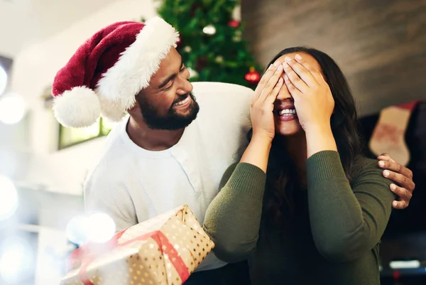 Sorpresa Navidad Regalo Pareja Casa Con Marido Esposa Divirtiéndose Vinculándose —  Fotos de Stock