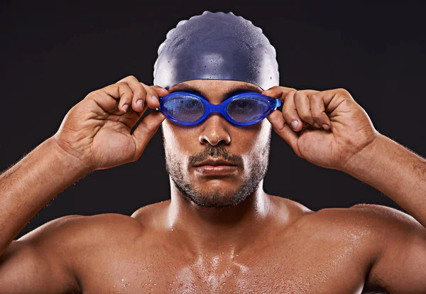 盯着奖品看演播室拍摄到一个英俊的游泳选手举着护目镜 — 图库照片