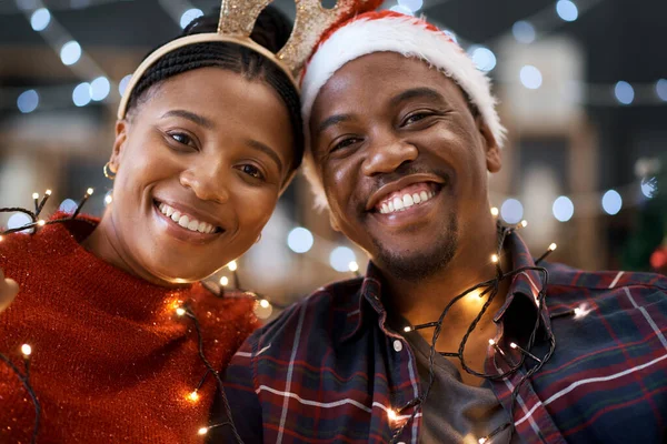 Navidad Amor Retrato Una Feliz Pareja Negra Una Fiesta Festiva —  Fotos de Stock