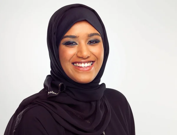 Gülüşü Odayı Aydınlatıyor Genç Müslüman Bir Kadının Stüdyo Portresi — Stok fotoğraf