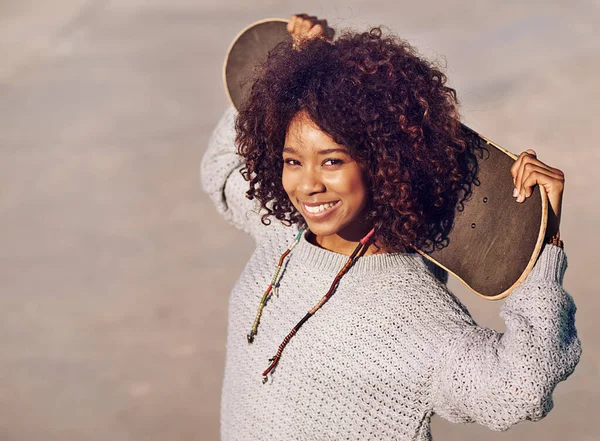 Perché Camminare Quando Può Pattinare Una Giovane Donna Fuori Skateboard — Foto Stock