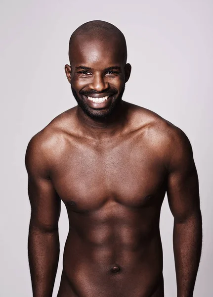 Цей Чоловік Всі Язи Студійний Портрет Усміхненого Язового Афроамериканця — стокове фото
