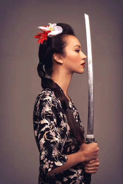 彼女は素晴らしい剣術を持っている 侍剣を持つ魅力的な若い女性のスタジオショット — ストック写真