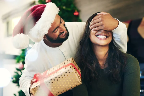 Çiftler Noel Hediye Ile Kutlayın Kutlama Şenlik Geleneğiyle Tatilde Mutlu — Stok fotoğraf