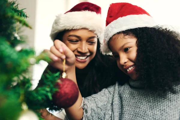 Siyahi Aile Bayram Mutlu Noel Ağacı Süslemesi Kutlama Bağ Birliktelik — Stok fotoğraf