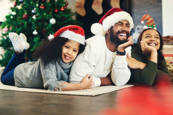Feliz Família Mãe Pai Com Criança Para Celebração Natal Enquanto — Fotografia de Stock