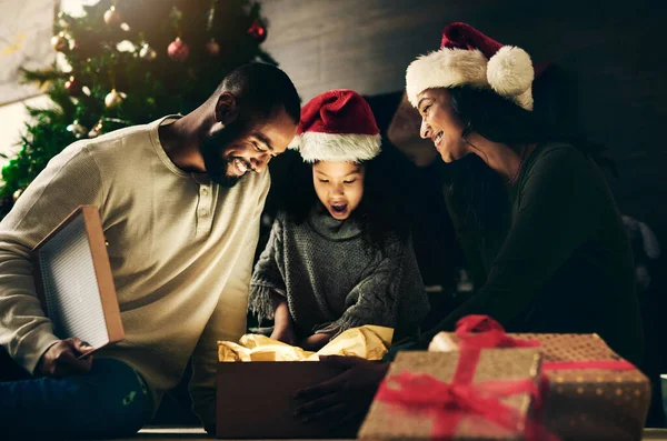 Feliz Família Colagem Surpresa Presente Natal Casa Noturna Sala Estar — Fotografia de Stock