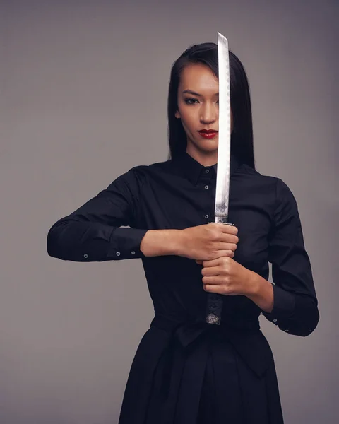 Bıçağın Arkasına Saklanmıyor Dövüş Sanatları Kıyafeti Giymiş Elinde Samuray Kılıcı — Stok fotoğraf