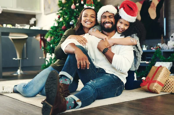 Retrato Familiar Regalo Navidad Amor Celebración Las Fiestas Sonrisa Feliz —  Fotos de Stock