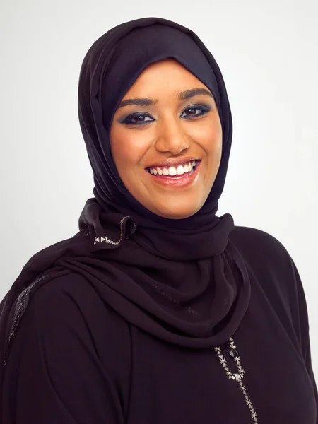 Herkesin Kalbini Aydınlatan Bir Gülümseme Genç Müslüman Bir Kadının Stüdyo — Stok fotoğraf