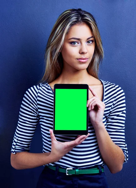 Mesajını Ekranıma Koy Elinde Dijital Tablet Tutan Çekici Bir Genç — Stok fotoğraf