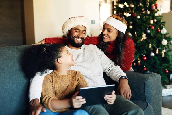 Noel Aile Tablet Kanepe Üzerinde Yapımı Film Veya Internet Taraması — Stok fotoğraf