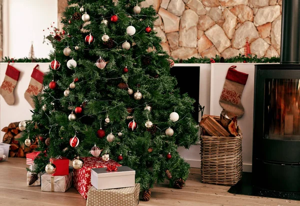 圣诞树 现在和假日客厅在冬天与房子装饰和礼物 送礼和庆祝传统的家庭礼物 早上植树 准备在家中举行节庆派对 — 图库照片