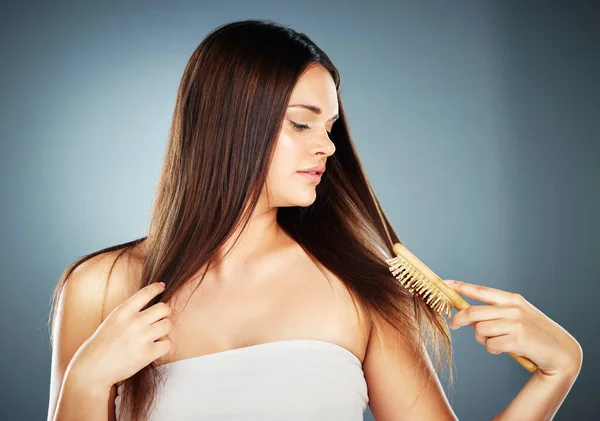 Haarpflege Pinsel Und Schönheit Eines Weiblichen Modells Mit Salonstil Haarwellness — Stockfoto