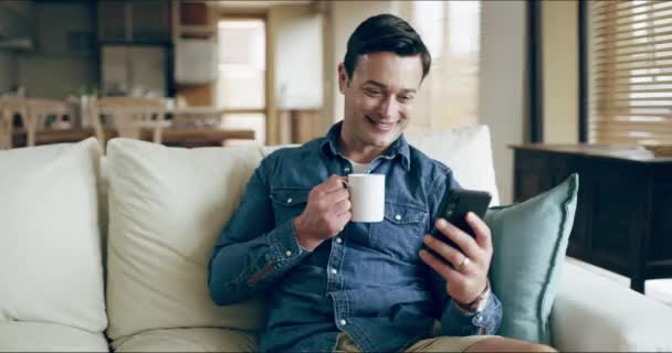 社交媒体 男人与咖啡和电话交流 互联网和移动应用沙发 快乐的人 带着网络连接的手机和在客厅喝茶的人 — 图库视频影像