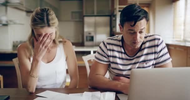 Traurig Stress Und Paar Laptop Mit Finanziellen Problemen Geldproblemen Oder — Stockvideo