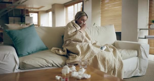 感冒的女人在客厅沙发上用纸巾吹鼻涕 生病和感冒 鼻窦炎和过敏症状在家里 过敏和打喷嚏的女性 电晕病毒和健康问题 — 图库视频影像