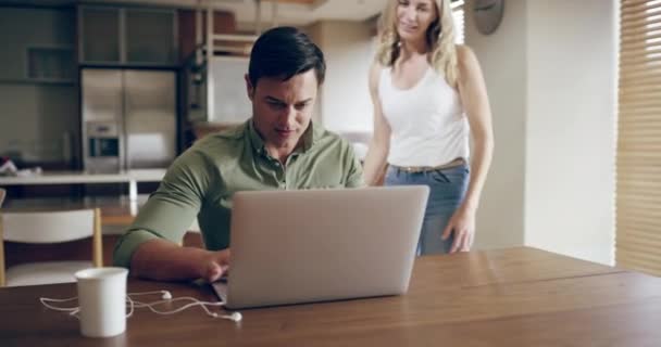 Casal Laptop Serviços Bancários Line Abraço Comércio Eletrônico Mídia Social — Vídeo de Stock