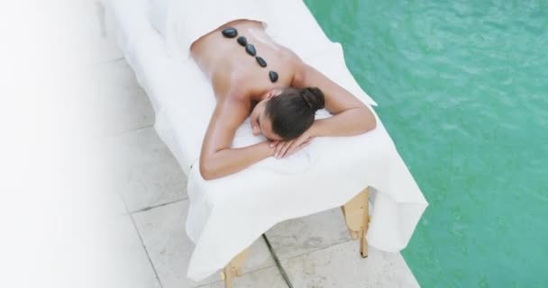 Spa Stenen Massage Vrouw Zwembad Wellness Beauty Villa Vakantieoord Top — Stockvideo