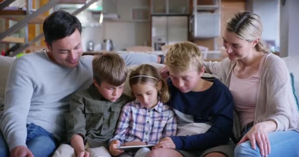 Rozkládací Pohovka Tablet Portrét Rodičů Dětmi Užívají Volný Čas Víkend — Stock video