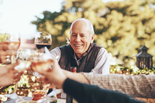 Wine Cheers Dan Kakek Natal Bersulang Dengan Keluarga Untuk Perayaan — Stok Foto